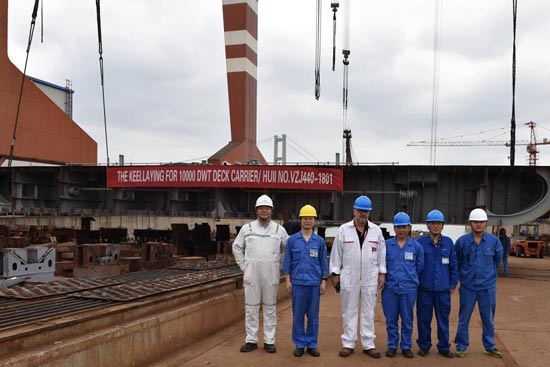 鎮(zhèn)江船廠萬噸級電力推進(jìn)甲板運輸船首制船上船臺