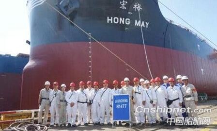外高橋造船2艘萬(wàn)噸級(jí)散貨船順利出塢