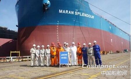 外高橋造船2艘萬(wàn)噸級(jí)散貨船順利出塢